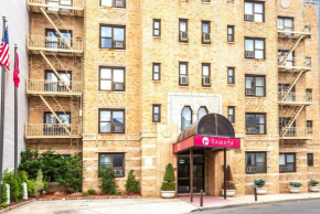 Отель Ramada Inn Jersey City, Джерси-Сити